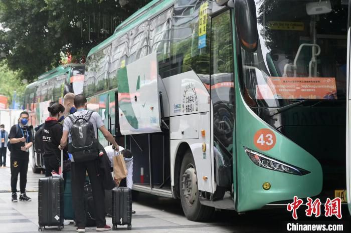 一蓝一黄两道闪电围绕在他们身边，风驰电掣尽显无敌神速